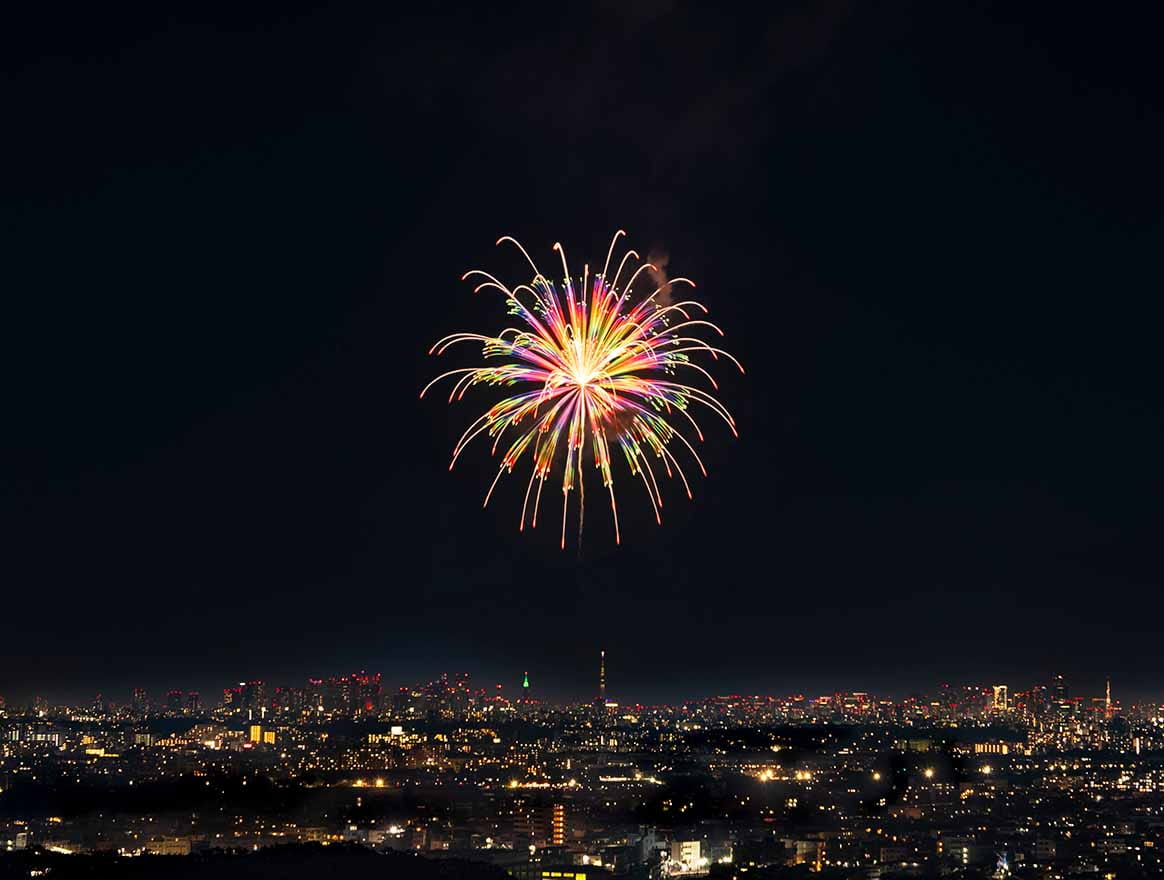 露天風呂から見える調布花火2023の様子